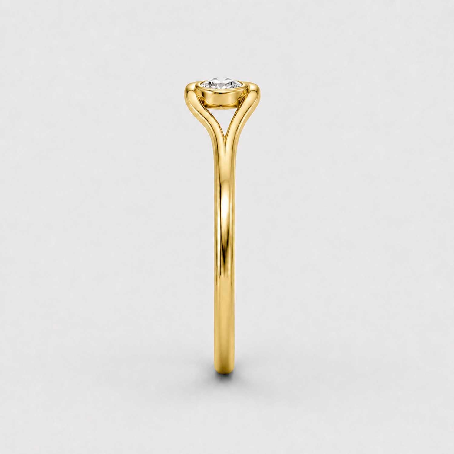 The Lux Ordo Lumiere Round Twist Bezel Ring